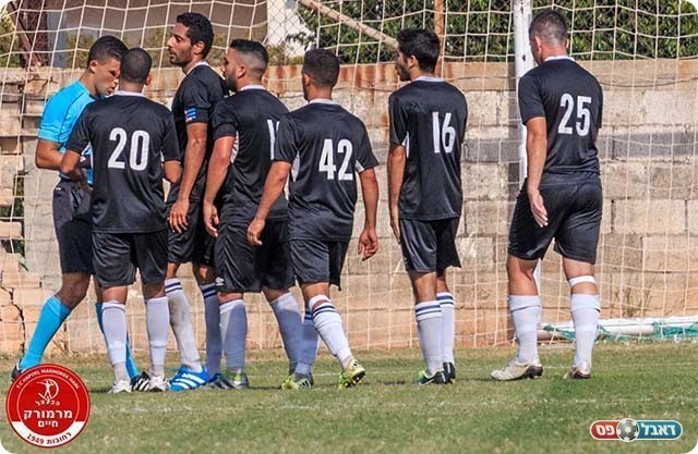 שחקני הוד השרון באים בטענות לשופט המשחק (יוסי סוריק)